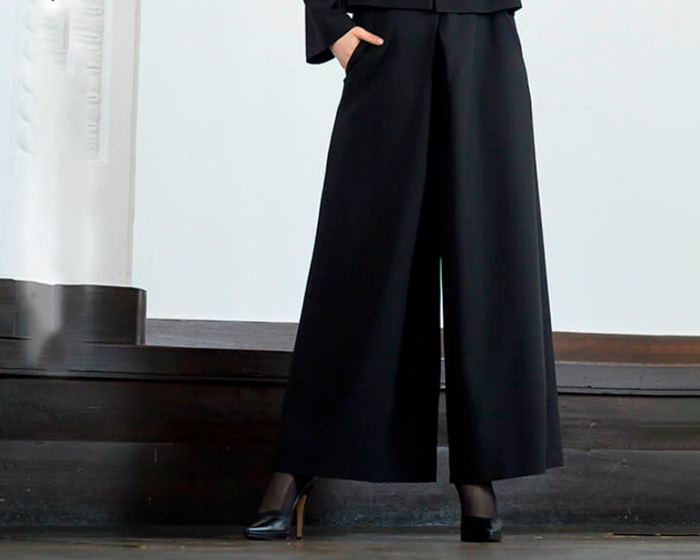 葬儀参列に相応しいブラックフォーマルのパンツスーツ