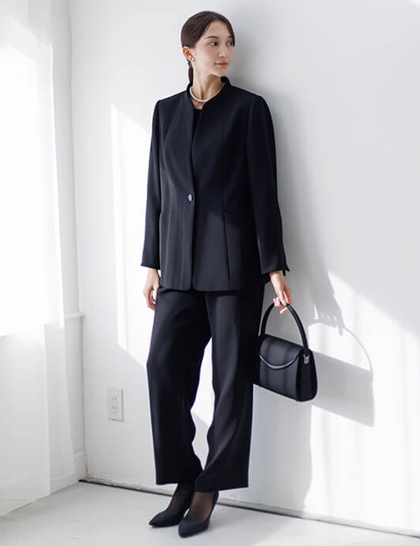 葬儀参列に相応しい喪服のレディースパンツスーツスタイル