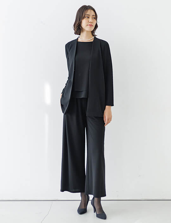 葬儀参列に相応しい喪服のレディースパンツスーツスタイル