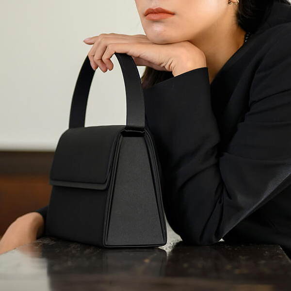 お通夜やお葬式に持つフォーマルバッグ喪バッグのマナーとルール