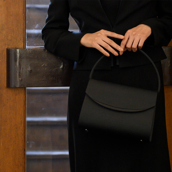 お通夜やお葬式に持つフォーマルバッグ喪バッグのマナーとルール