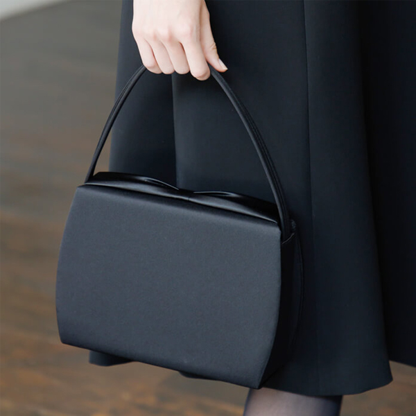 お通夜やお葬式に持つフォーマルバッグ喪バッグのマナーとルール