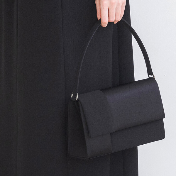 お通夜やお葬式に持つフォーマルバッグ喪バッグのマナーとルール