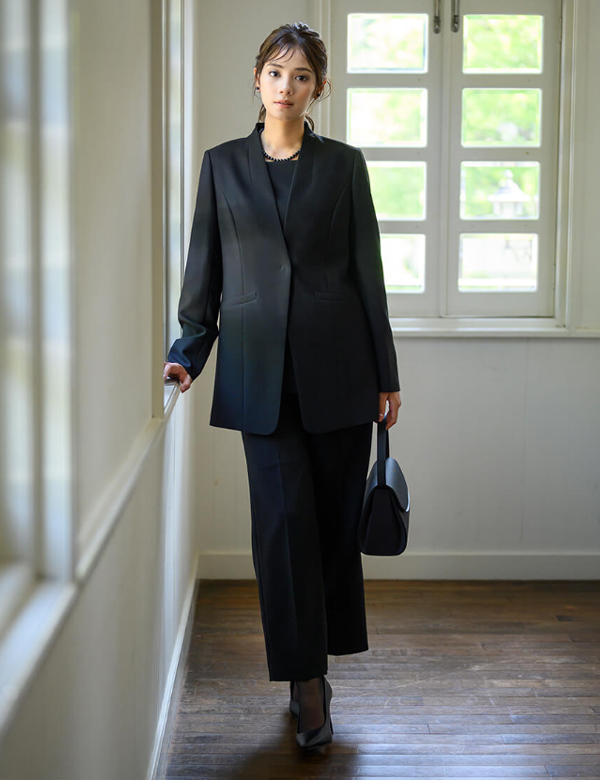 葬儀参列に相応しい喪服のレディースパンツスーツスタイルの通販サイトLITHEMISHリトミッシュ